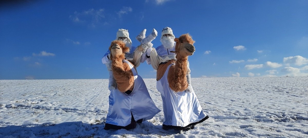 Eistrio – Zwei Eismänner auf ihren Kamelchen und ihre Eiskönigin