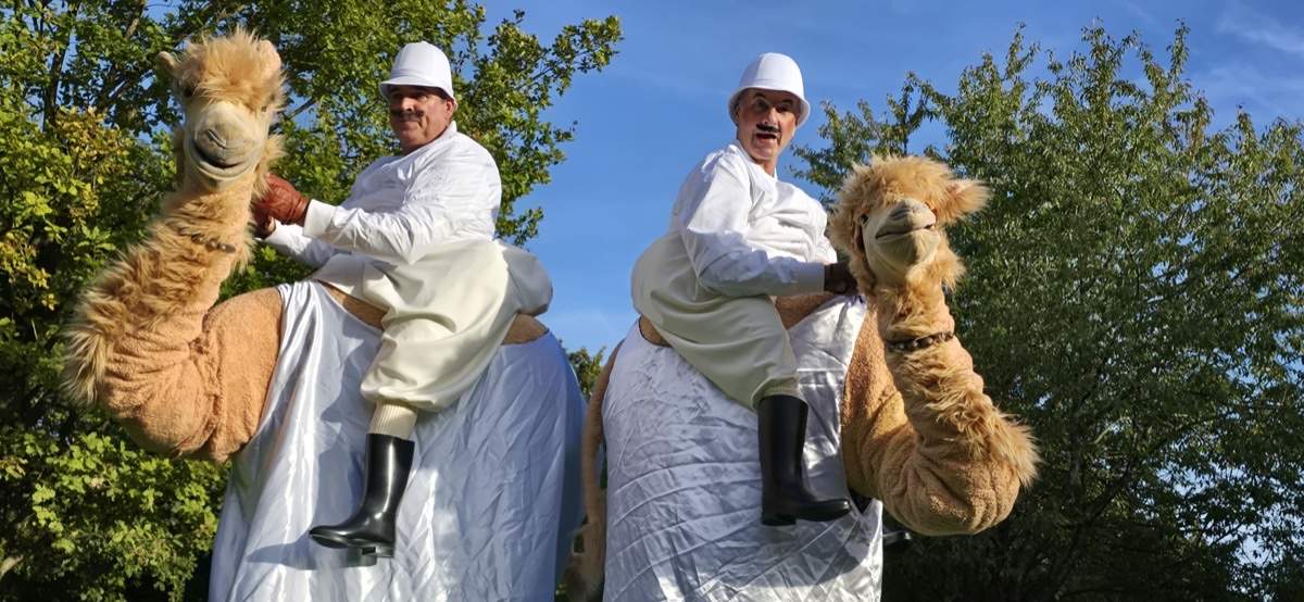 2 Jockeys auf ihren Kamelchen
