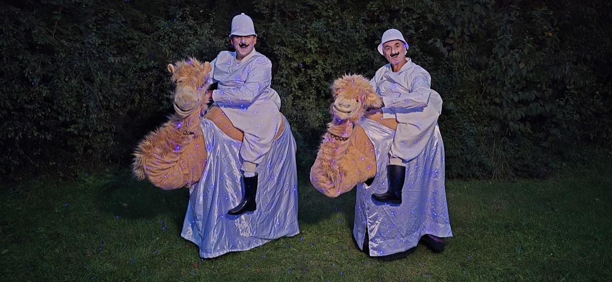 2 Jockeys auf ihren Kamelchen