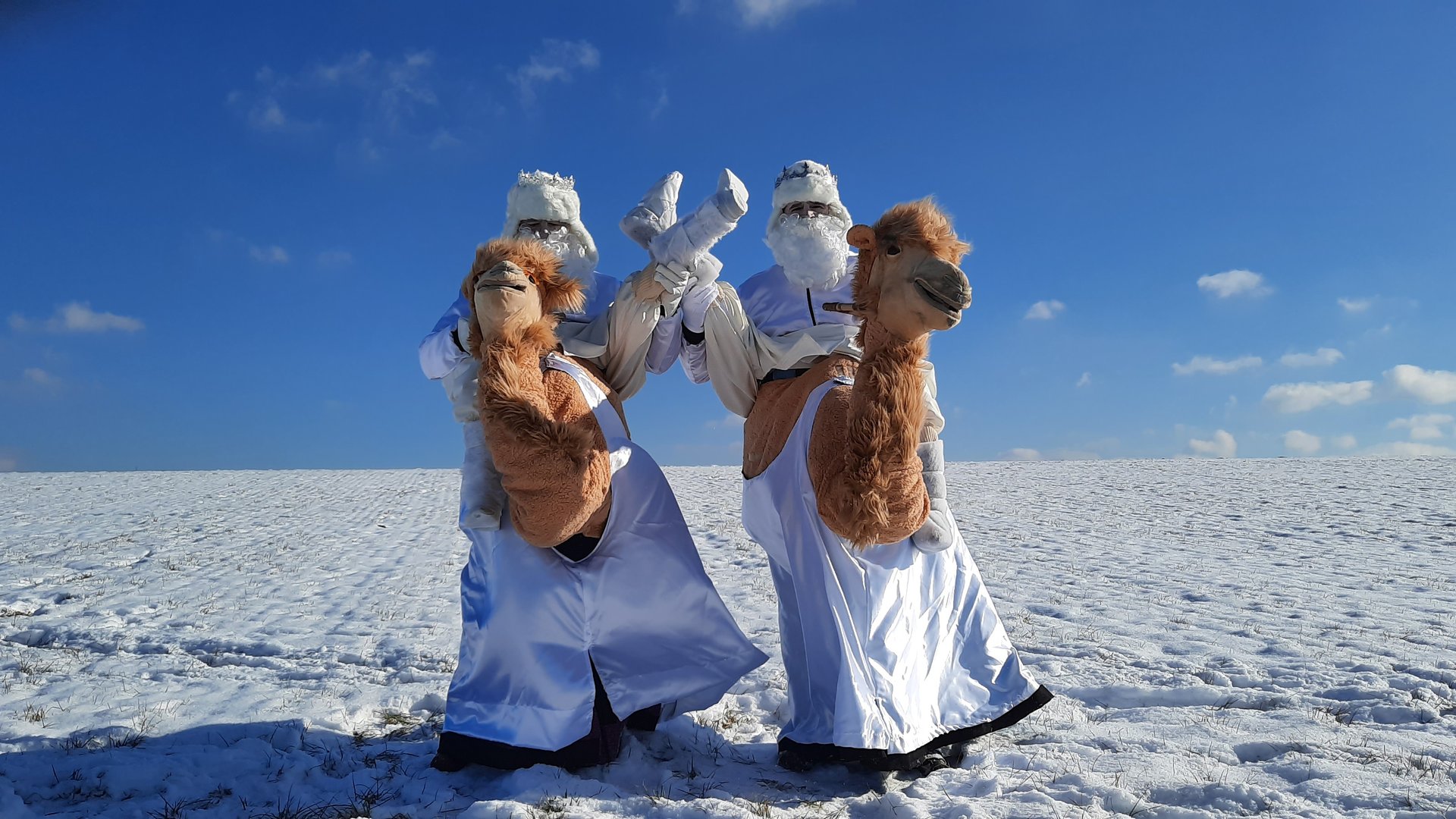 Eistrio – Zwei Eismänner auf ihren Kamelchen und ihre Eiskönigin