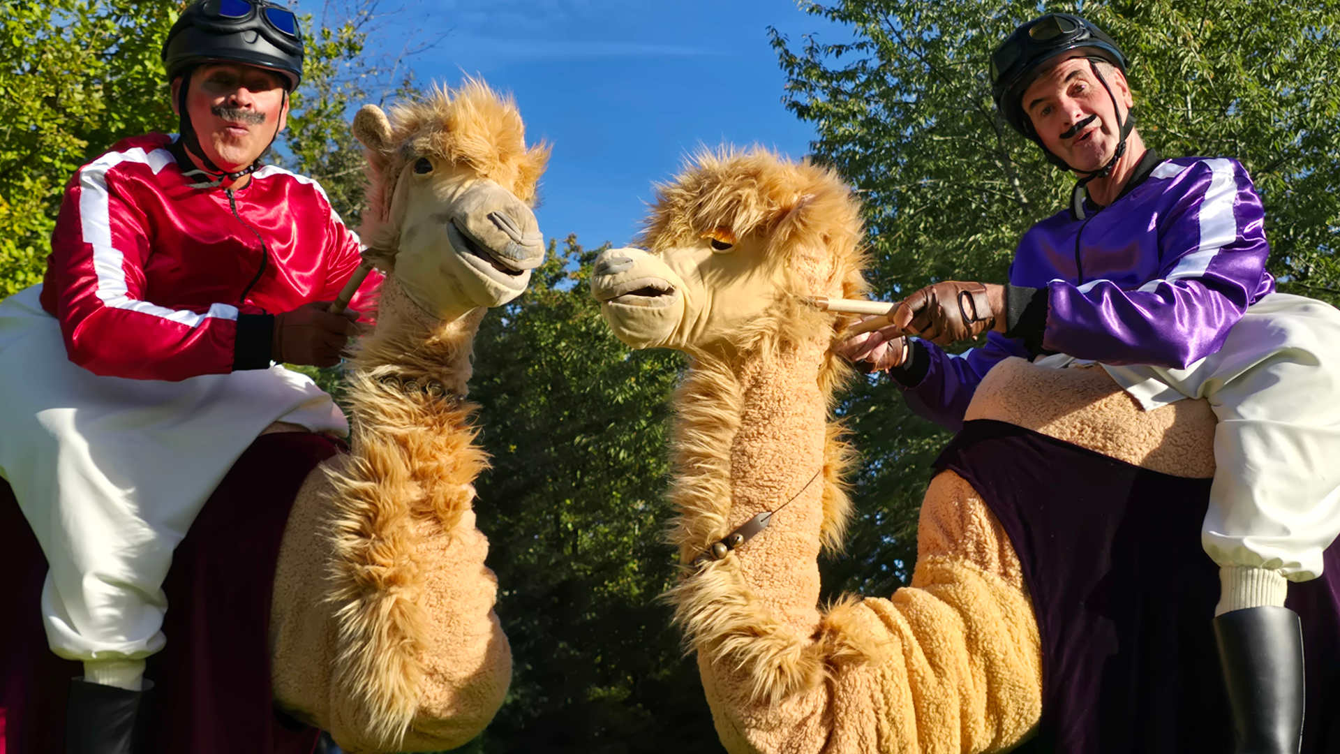2 Jockeys auf ihren Kamelchen