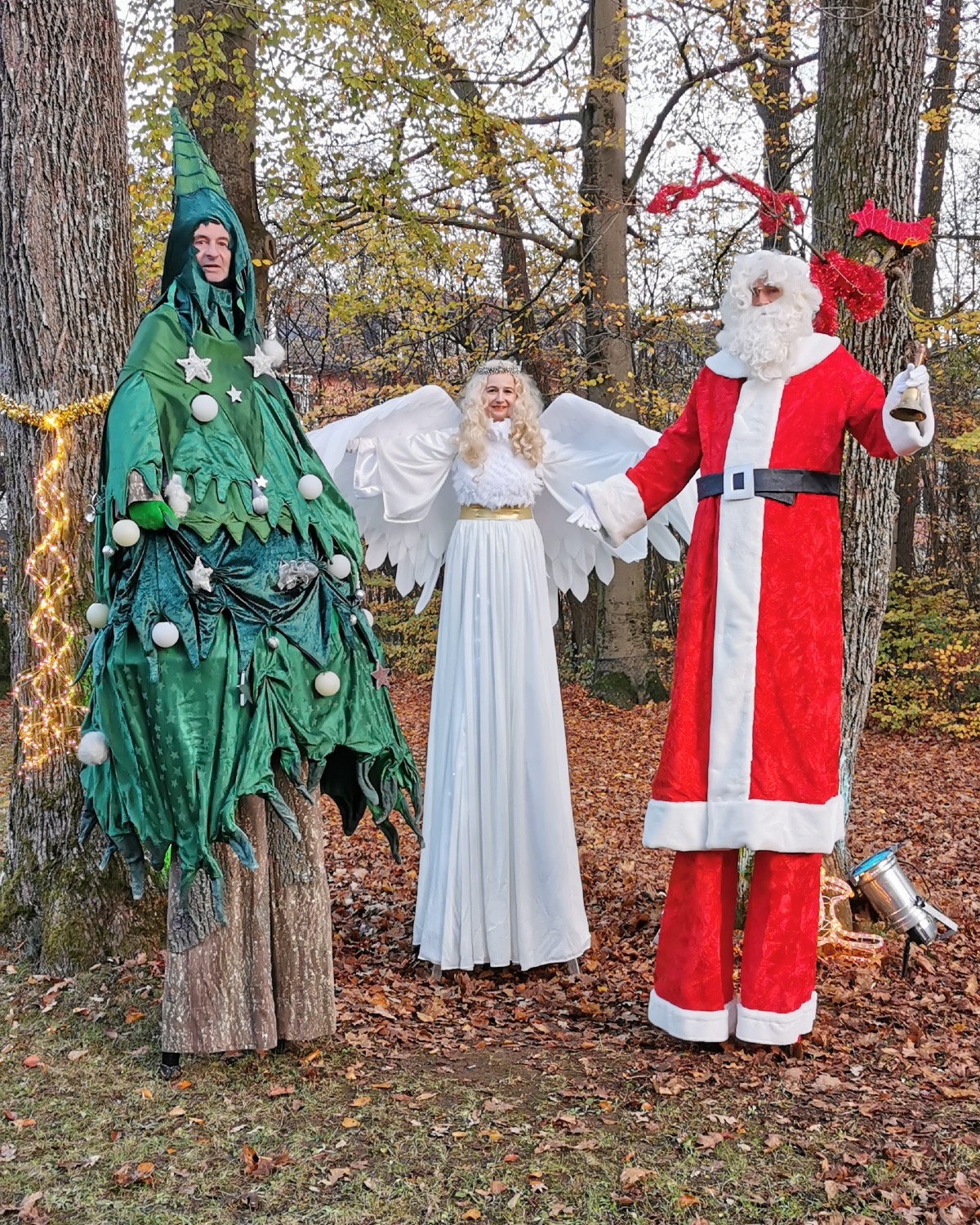 Weihnachtsstelzenfiguren
