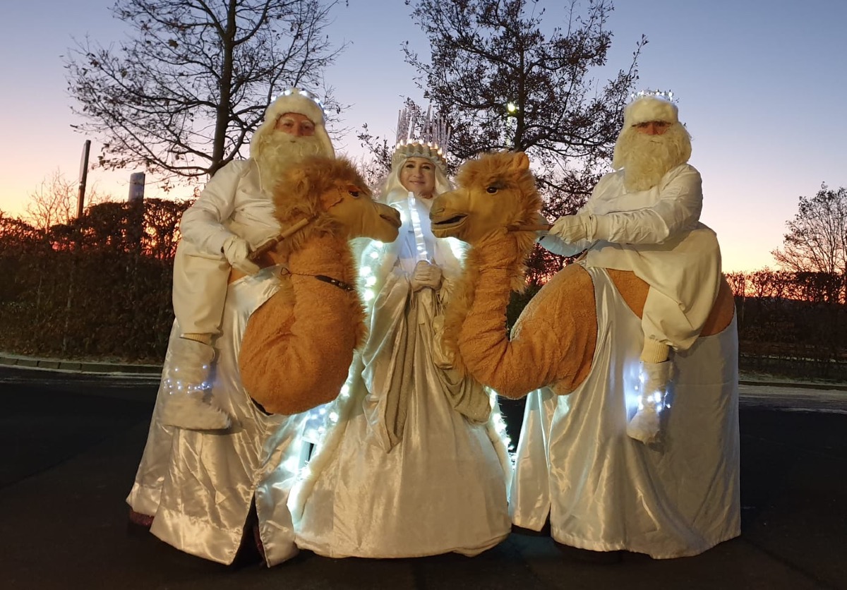 Eistrio – Zwei Eismänner auf ihren Kamelchen und ihre Eiskönigin