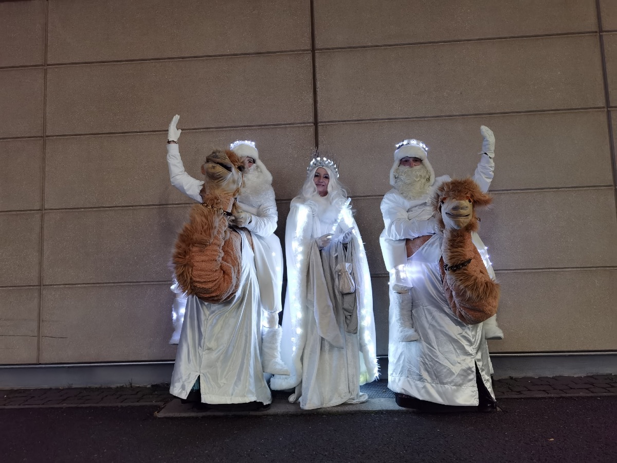 Eistrio – Zwei Eismänner auf ihren Kamelchen und ihre Eiskönigin