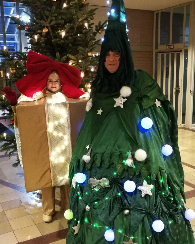 Weihnachtsgeschenk und Weihnachtsbaum