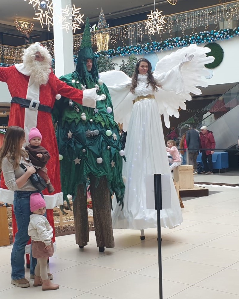 Weihnachtsstelzenfiguren