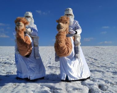 Eistrio – zwei Eismänner auf ihren Kamelchen und ihre Eiskönigin