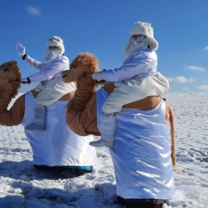 Eistrio – zwei Eismänner auf ihren Kamelchen und ihre Eiskönigin