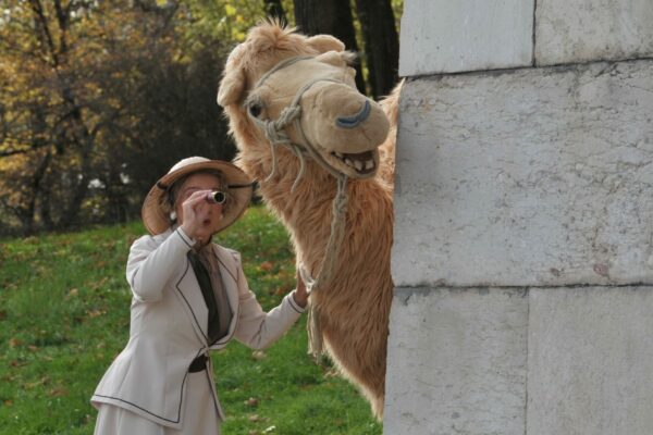 Kamel mit Forscherin