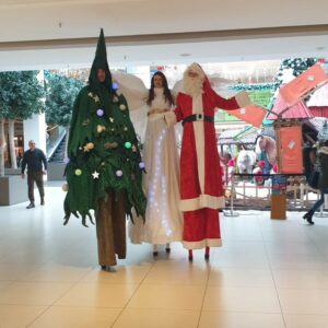 Weihnachtsfiguren auf Stelzen