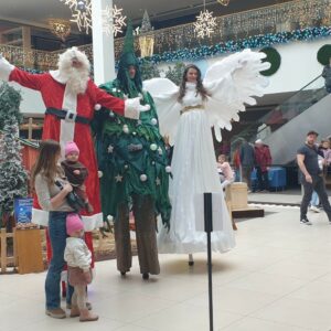 Weihnachtsfiguren auf Stelzen