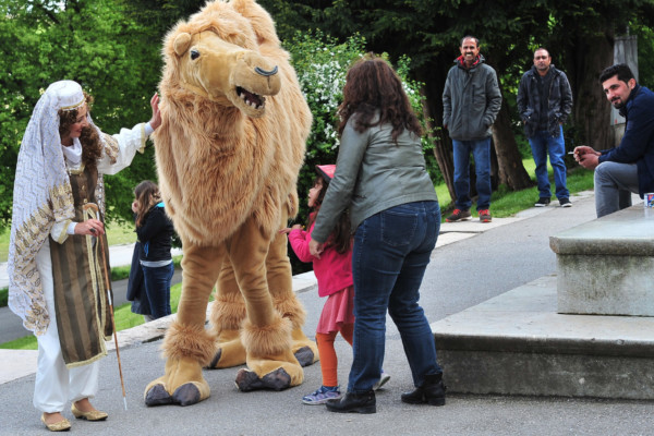 Walkact Kamel mit Menschen Kinderanmiation
